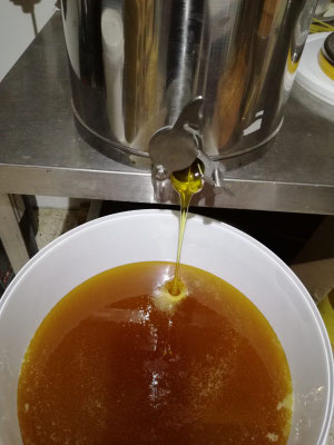 Blütenhonig im Glas